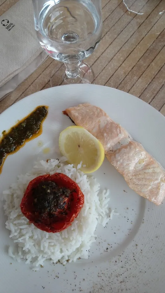 Pavé de Saumon Avec Du Riz Blanc Et Tomate Provençale